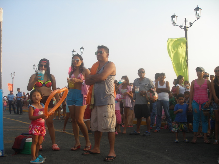 Leoneses inauguraron malecón de Poneloya con ritmo y sabor tropical