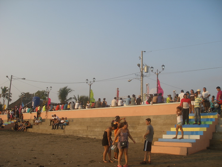 Leoneses inauguraron malecón de Poneloya con ritmo y sabor tropical