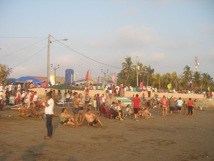 Leoneses inauguraron malecón de Poneloya con ritmo y sabor tropical