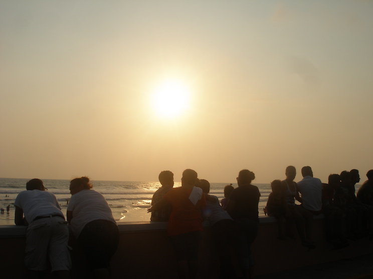 Leoneses inauguraron malecón de Poneloya con ritmo y sabor tropical