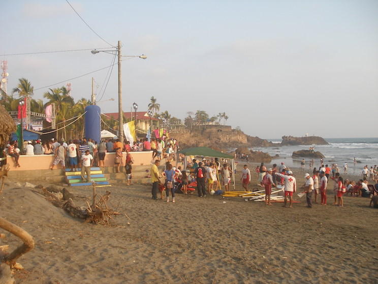 Leoneses inauguraron malecón de Poneloya con ritmo y sabor tropical