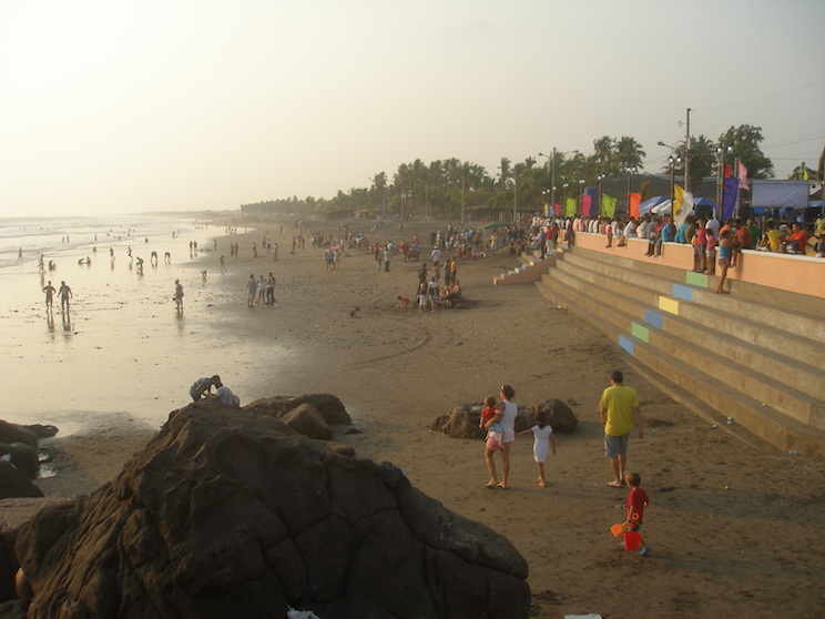 Leoneses inauguraron malecón de Poneloya con ritmo y sabor tropical