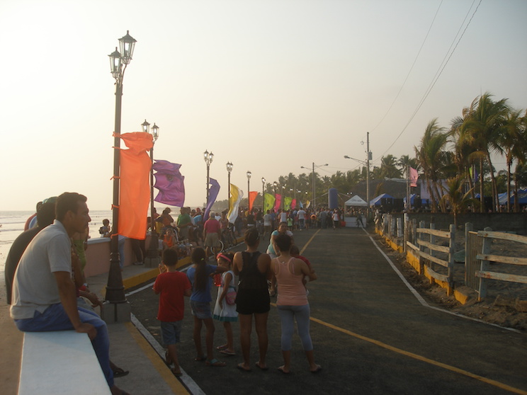 Leoneses inauguraron malecón de Poneloya con ritmo y sabor tropical