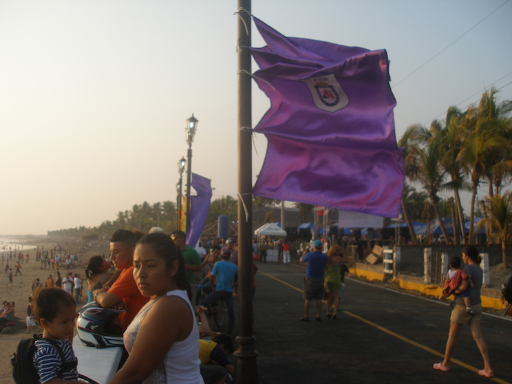 Leoneses inauguraron malecón de Poneloya con ritmo y sabor tropical