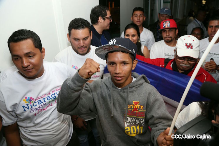 "El Gallito" Rojas recibido como un héroe (FOTOS)