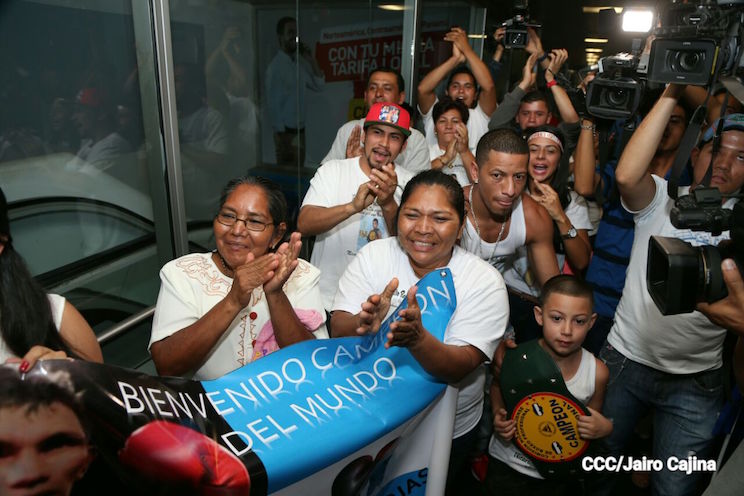 "El Gallito" Rojas recibido como un héroe (FOTOS)