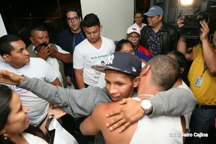 "El Gallito" Rojas recibido como un héroe (FOTOS)