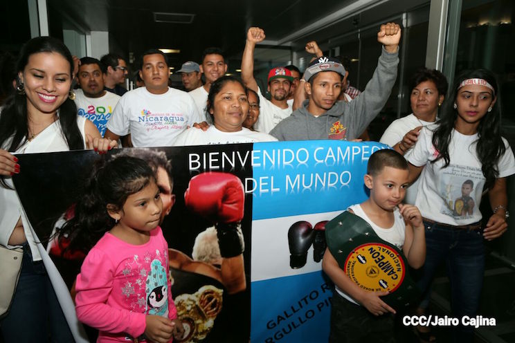 "El Gallito" Rojas recibido como un héroe (FOTOS)