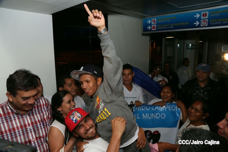 "El Gallito" Rojas recibido como un héroe (FOTOS)