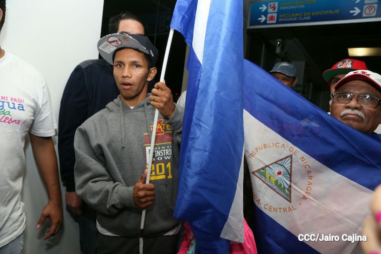 "El Gallito" Rojas recibido como un héroe (FOTOS)