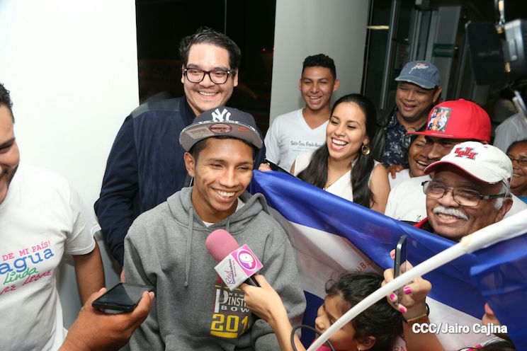 "El Gallito" Rojas recibido como un héroe (FOTOS)