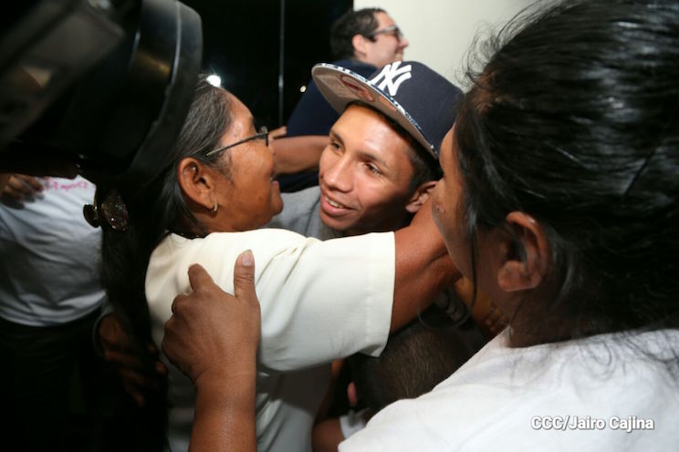 "El Gallito" Rojas recibido como un héroe (FOTOS)