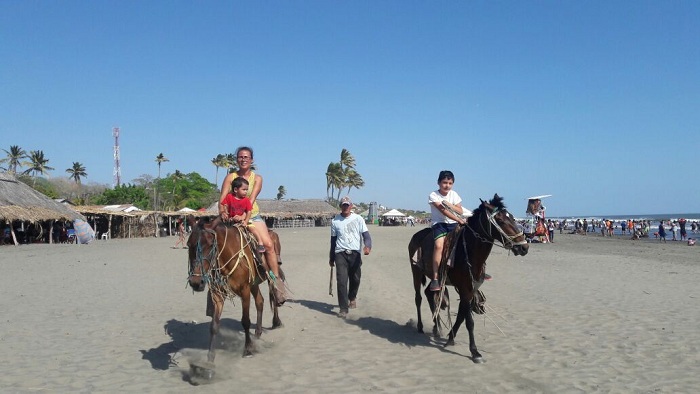 Familias nicaragüenses se toman balneario de Pochomil