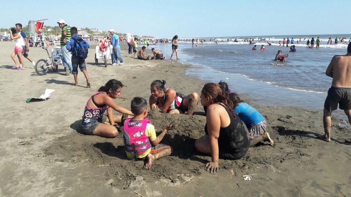 Familias nicaragüenses se toman balneario de Pochomil