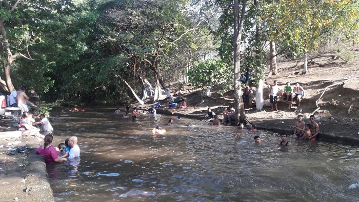 Familias nicaragüenses se toman balneario de Pochomil
