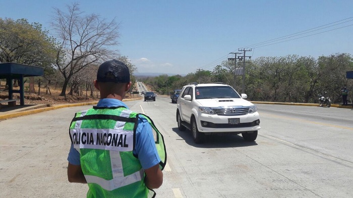 Familias nicaragüenses se toman balneario de Pochomil
