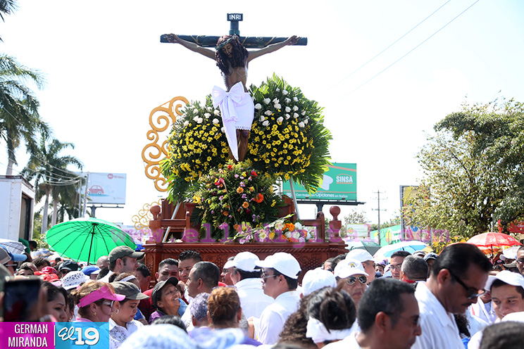 Familias católicas participan del tradicional Vía Crucis