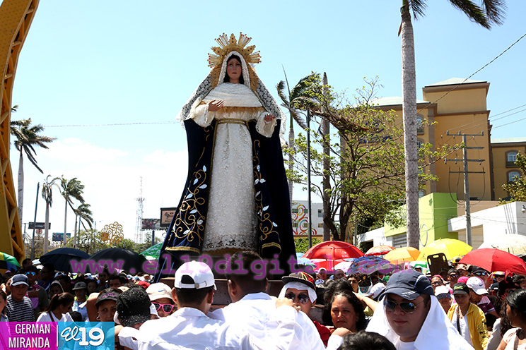 Familias católicas participan del tradicional Vía Crucis