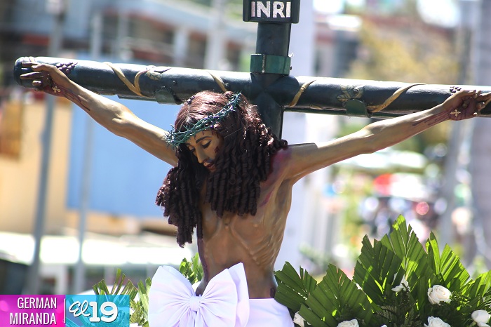 Familias católicas participan del tradicional Vía Crucis