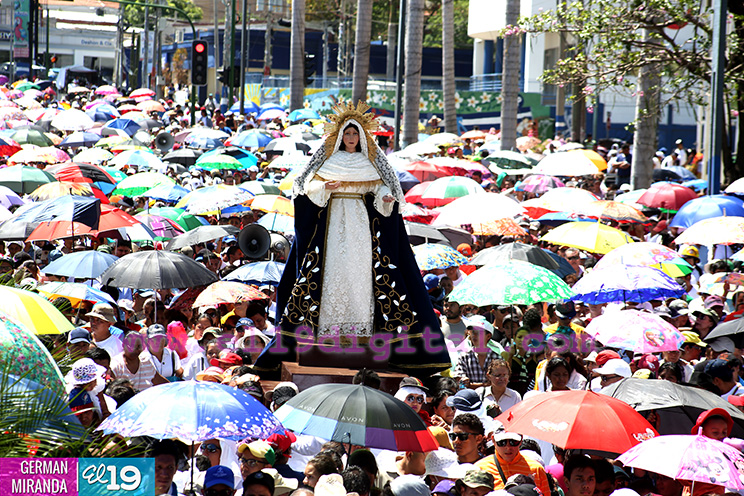 Familias católicas participan del tradicional Vía Crucis
