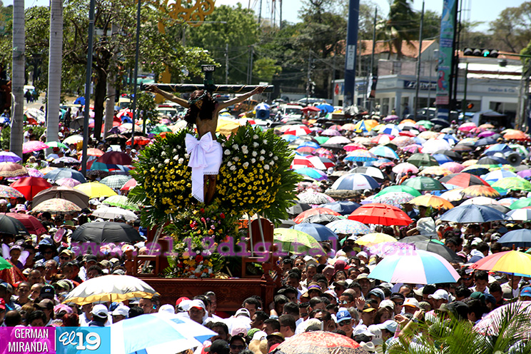 Familias católicas participan del tradicional Vía Crucis