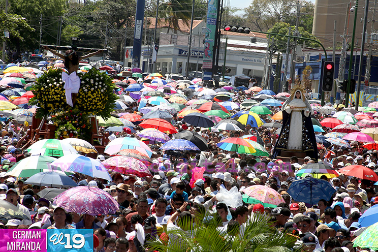 Familias católicas participan del tradicional Vía Crucis