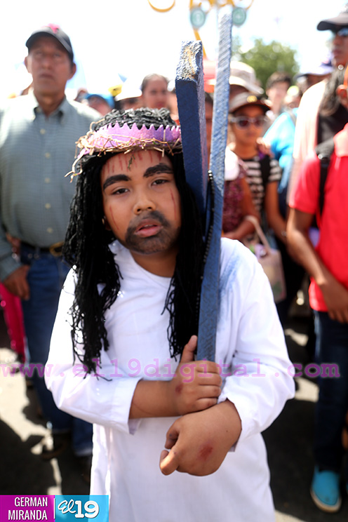 Familias católicas participan del tradicional Vía Crucis