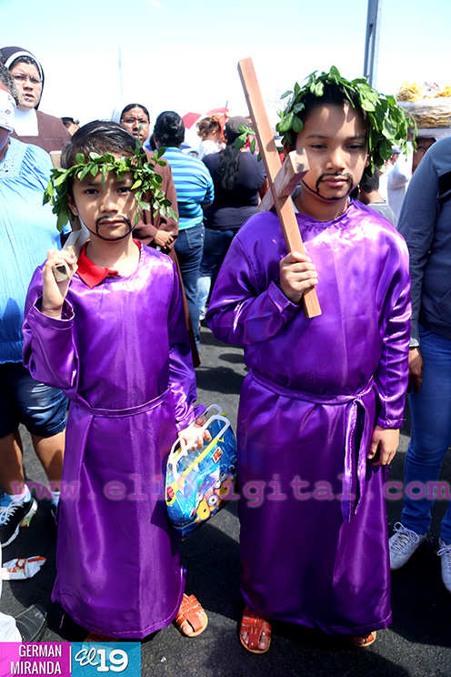Familias católicas participan del tradicional Vía Crucis