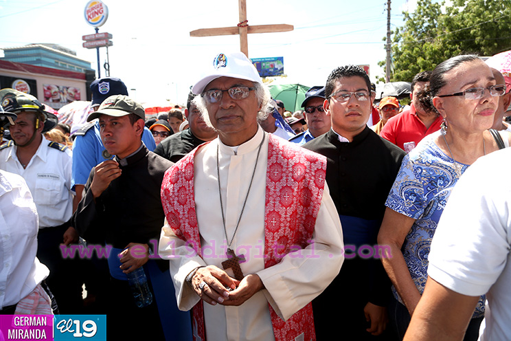 Familias católicas participan del tradicional Vía Crucis