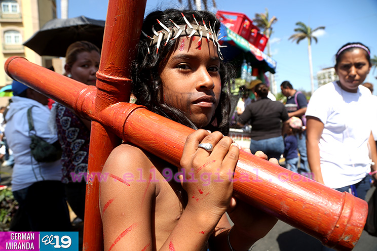 Familias católicas participan del tradicional Vía Crucis