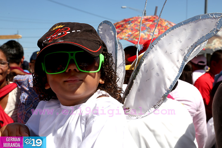 Familias católicas participan del tradicional Vía Crucis