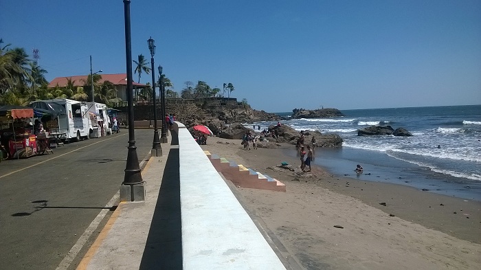Familias disfrutan del Viernes Santo en las playas de Poneloya y las Peñitas