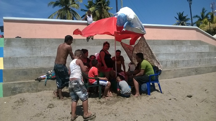 Familias disfrutan del Viernes Santo en las playas de Poneloya y las Peñitas
