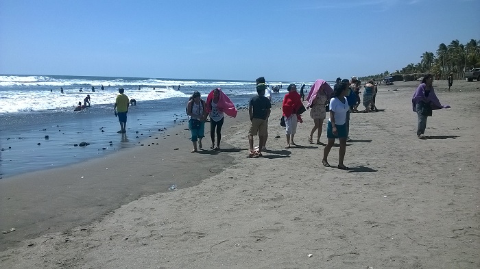 Familias disfrutan del Viernes Santo en las playas de Poneloya y las Peñitas