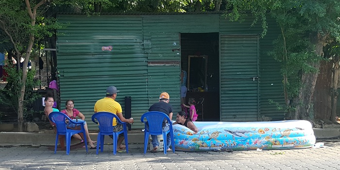 Familias disfrutan el verano en las tradicionales piscinas inflables