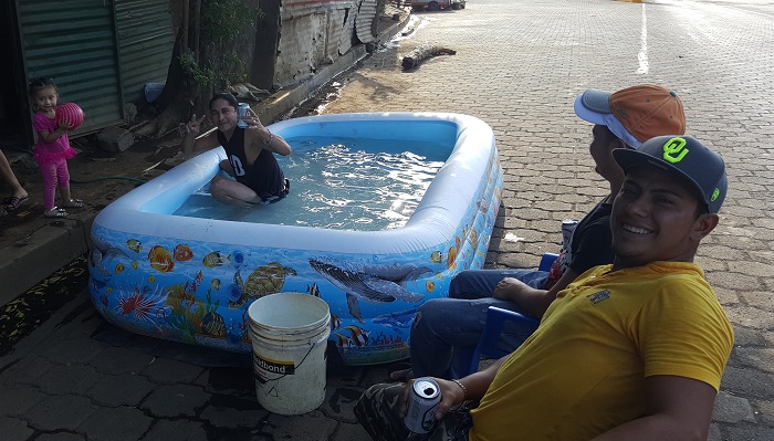 Familias disfrutan el verano en las tradicionales piscinas inflables