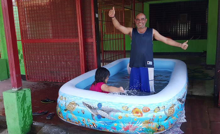 Familias disfrutan el verano en las tradicionales piscinas inflables