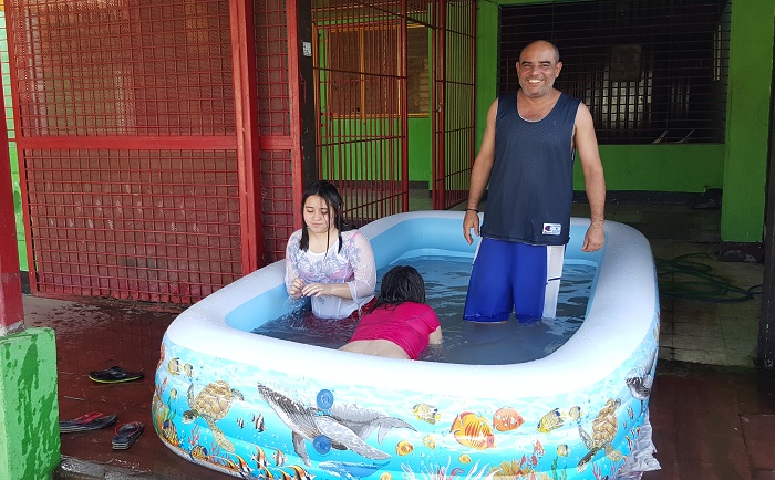 Familias disfrutan el verano en las tradicionales piscinas inflables