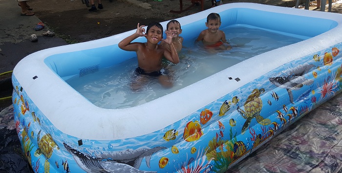 Familias disfrutan el verano en las tradicionales piscinas inflables