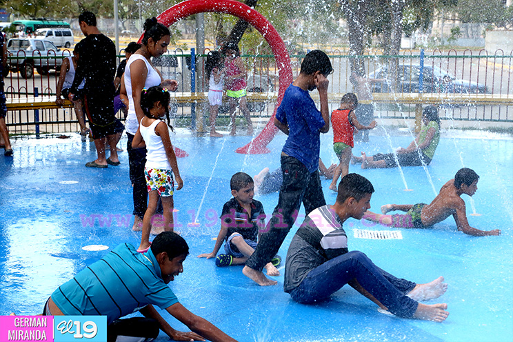 Niñez disfruta últimos días de vacaciones en juegos acuáticos del Parque Luis Alfonso Velásquez Flores