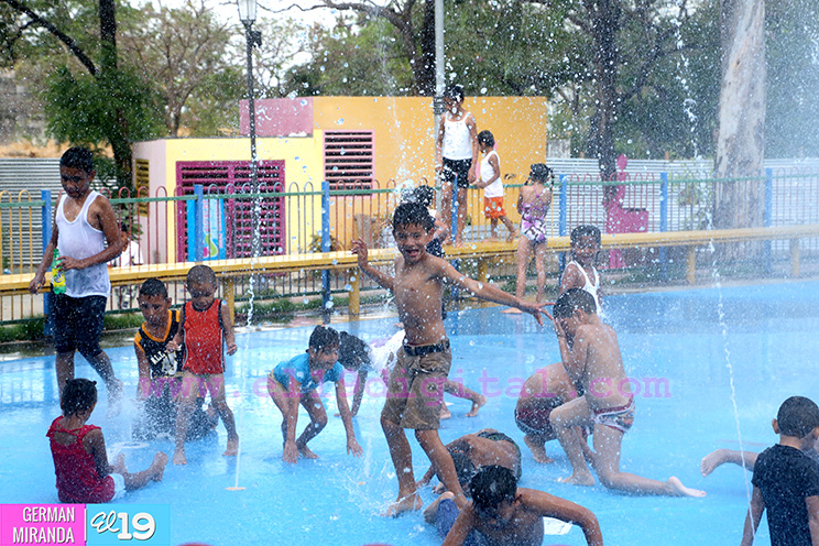 Niñez disfruta últimos días de vacaciones en juegos acuáticos del Parque Luis Alfonso Velásquez Flores