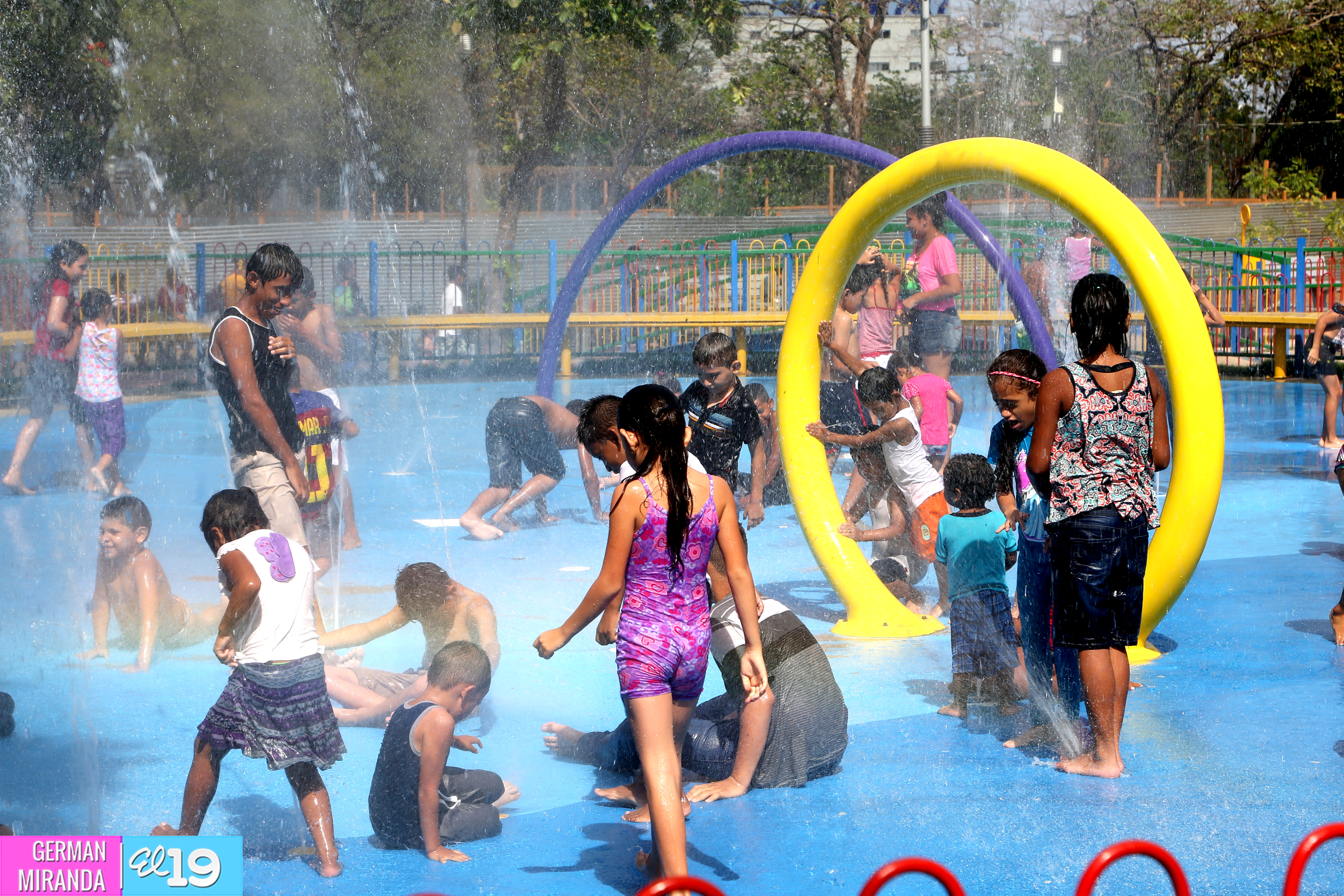 Niñez disfruta últimos días de vacaciones en juegos acuáticos del Parque Luis Alfonso Velásquez Flores
