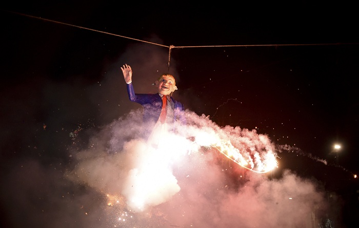 Trump arde en llamas en México en la quema de Judas de SS