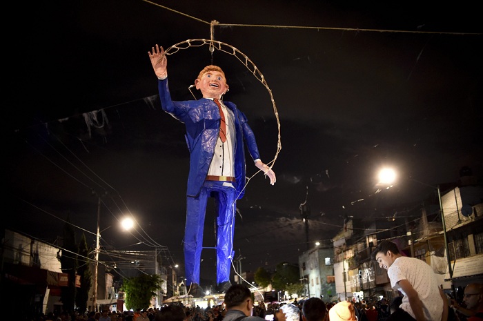 Trump arde en llamas en México en la quema de Judas de SS