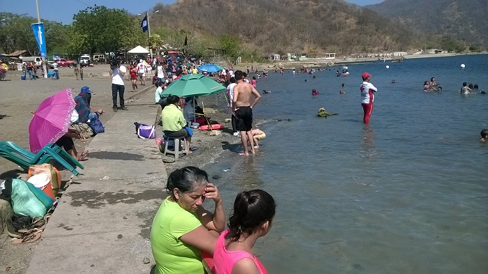 Familias despiden vacaciones de Semana Santa en la laguna de Xiloá