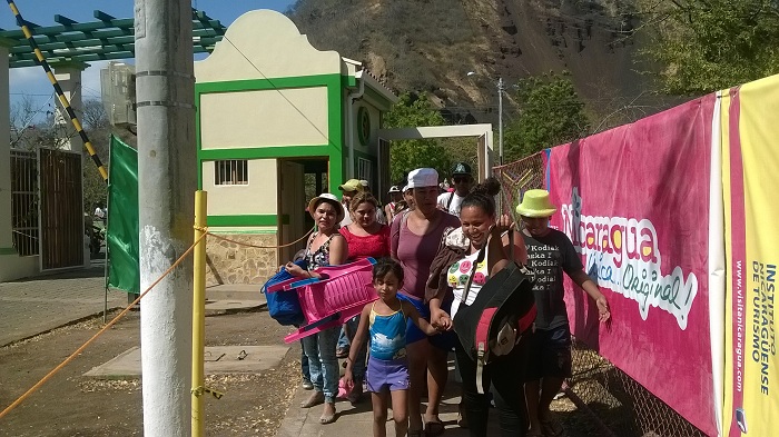 Familias despiden vacaciones de Semana Santa en la laguna de Xiloá