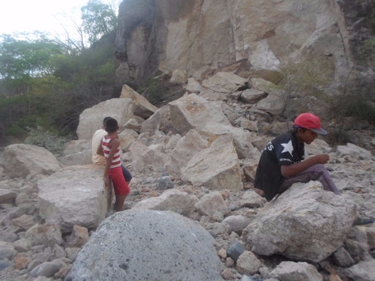 Derrumbe en cerro de Comarca Huacalpizque, sin afectaciones