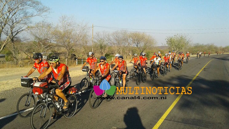 Ciclistas franceses salen de Somotillo rumbo a León 