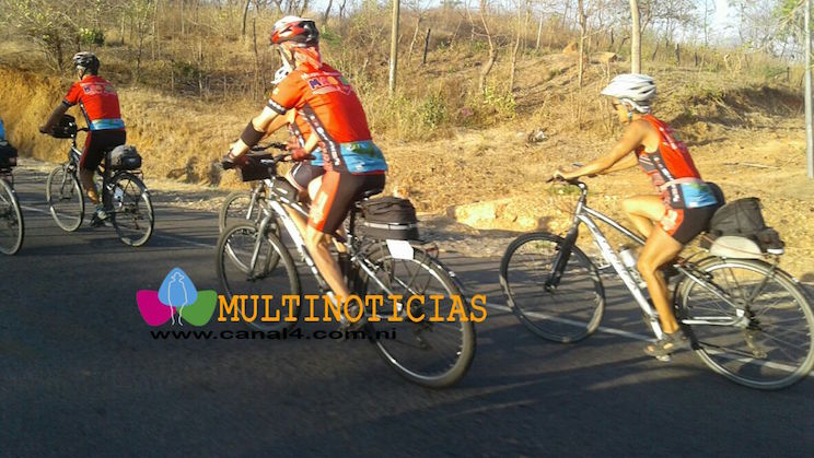 Ciclistas franceses salen de Somotillo rumbo a León 