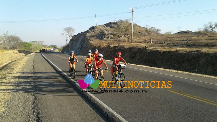 Ciclistas franceses salen de Somotillo rumbo a León 